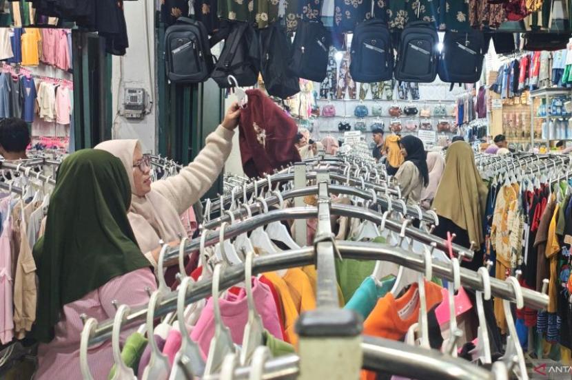 Belanja pakaian cara penyintas bencana tambah semangat rayakan Lebaran.