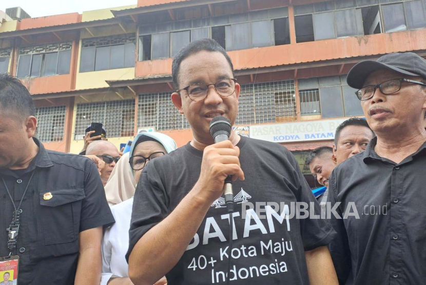 Capres nomor urut 1, Anies Rasyid Baswedan saat menyambangi Pasar Jodoh Tos 3000, Kota Batam, Kepulauan Riau, Jumat (19/1/2024). 
