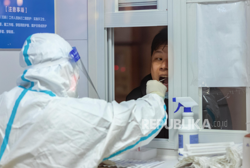 Seorang pria menjalani tes PCR Coronavirus di jalan di Shanghai, Cina, 03 November 2022. Sekitar 600.000 orang telah dikurung oleh otoritas Cina di dekat pabrik iPhone terbesar Foxconn di Zhengzhou, provinsi Henan, setelah 359 COVID-19 tercatat pada 02 November.