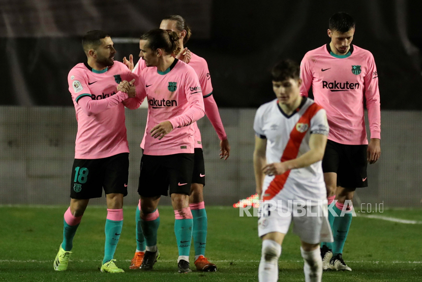  Para pemain FC Barcelona merayakan gol keduanya selama pertandingan sepak bola babak 16 besar Piala Raja Spanyol antara Rayo Vallecano dan FC Barcelona di Estadio de Vallecas di Vallecas, Madrid, Spanyol, 27 Januari 2021.
