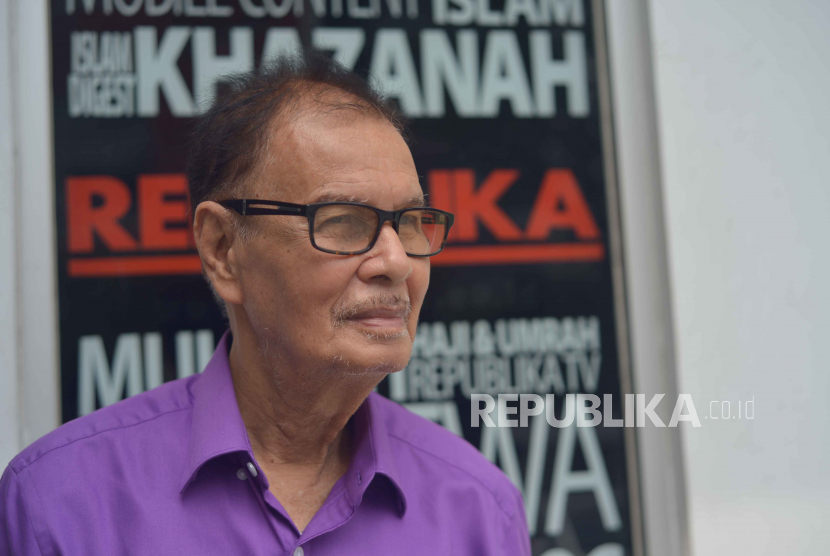 Wartawan senior Harian Republika, Alwi Shahab di depan Kantor Redaksi Republika, Jakarta, (6/2). Pria kelahiran Jakarta, 31 Agustus 1936 ini adalah sedikit dari wartawan yang terus berkarya hingga kini. Alwi Shihab menjalani profesinya sejak tahun 1960.