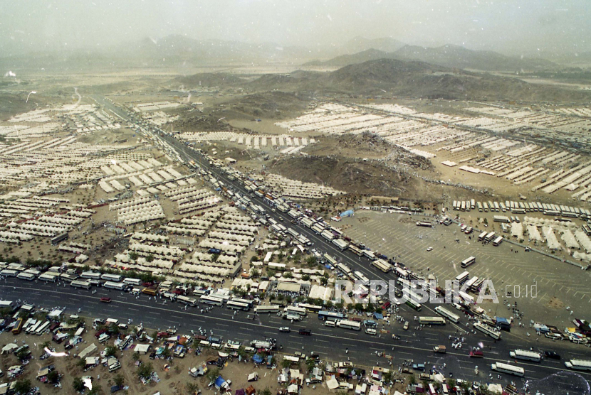 Jutaan jamaah haji seluruh dunia mulai berkumpul di padang Arafah  (10/05/1995). Mereka melaksanakan Wukuf sebagai puncak pelaksanaan ibadah haji .Foto: BAkhtiar Phada/Republika