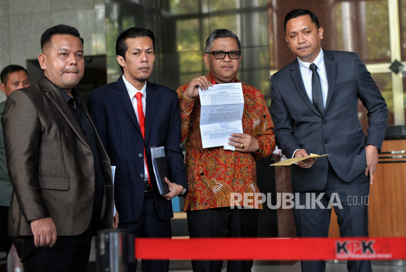 Sekjen PDI Perjuangan Hasto Kristiyanto tiba untuk memenuhi panggilan KPK di Gedung Merah Putih KPK, Jakarta, Senin (10/6/2024).