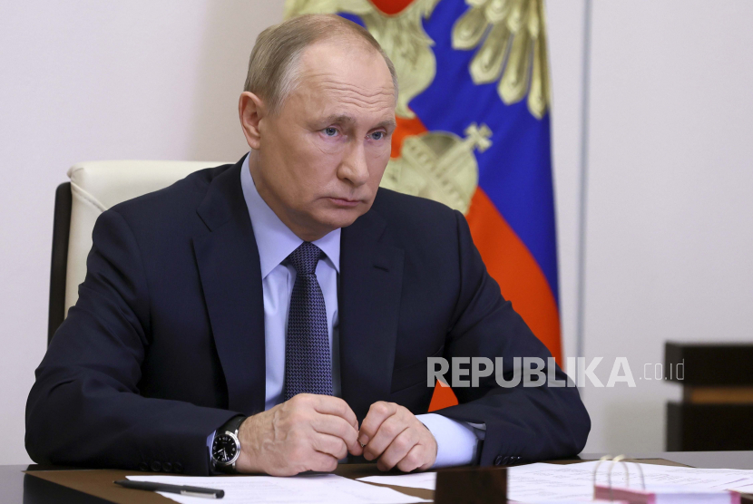  Presiden Rusia Vladimir Putin. Putin mengatakan, dalam beberapa pekan mendatang, dunia akan melihat seberapa serius dampak dari kemunculan varian Omicron