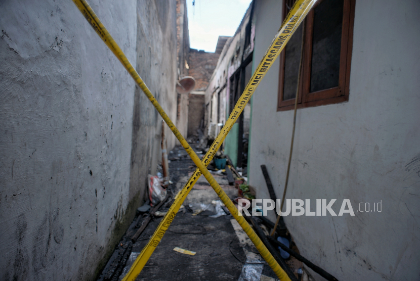 Garis polisi terpasang di lokasi kebakaran yang menghanguskan deretan kontrakan di Jalan Pisangan Baru III RT 003 RW 006, Matraman, Jakarta Timur Kamis (25/3). Kebakaran tersebut terjadi sekitar pukul 04.50 WIB yang diduga akibat korsleting listrik. Sebanyak 10 korban tewas dalam kebakaran tersebut. Republika/Thoudy Badai