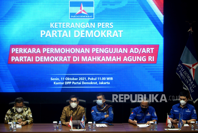 Pengurus DPP Partai Demokrat  memberikan keterangan terkait perkara permohonan pengujian AD/ART Partai Demokrat di Mahkamah Agung di Kantor DPP Partai Demokrat, Jakarta, Senin (11/10). 