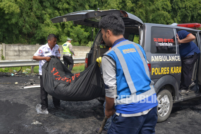 Suasana di lokasi kejadian kecelakaan di Tol Jakarta-Cikampek Km 58, Kabupaten Karawang, Jawa Barat, Senin (8/4/2024).
