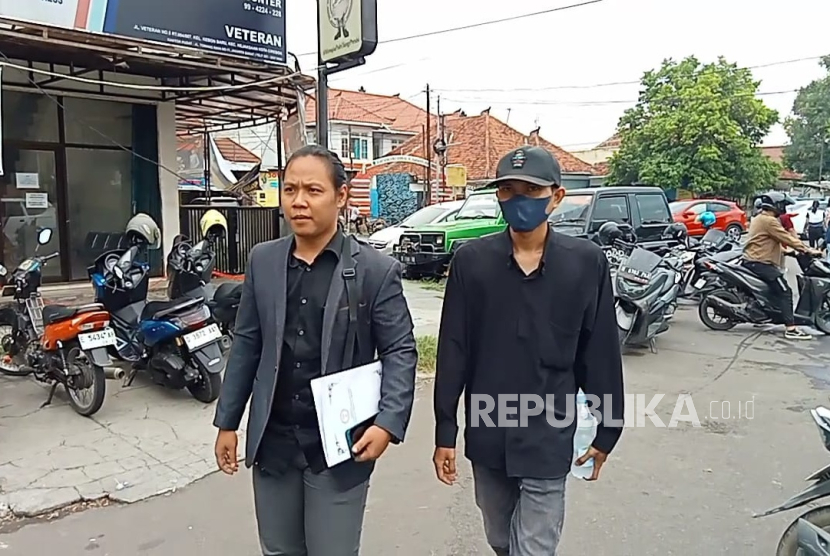 Saksi Nurul Iman (pakai masker) saat mendatangi Mapolres Cirebon Kota untuk dimintai keterangannya oleh tim Penyidik Ditreskrimum Polda Jawa Barat dalam kasus Vina Cirebon, Sabtu (15/6/2024). 