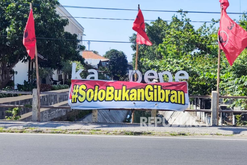 Potret spanduk #SoloBukanGibran di jembatan kali Pepe jalan Setia Budi,  Kamis (21/12). 