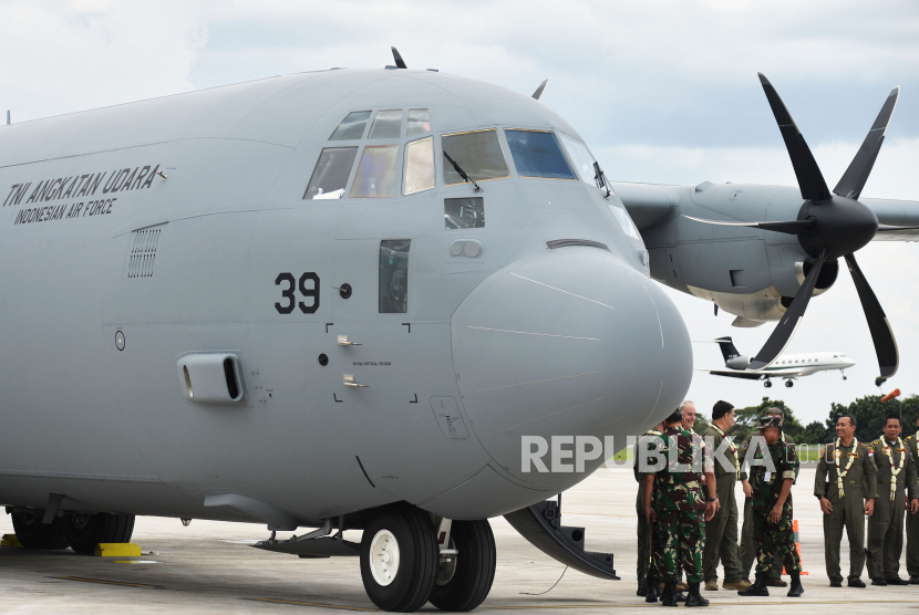 Wakil Kepala Staf AU Marsdya Agustinus Gustaf Brugman (ketiga kanan) menyambut kedatangan Pesawat C-130J Super Hercules di  Lanud Halim Perdanakusuma, Jakarta Timur, Senin (6/3/2023). Indonesia akan kedatangan lima pesawat C-130J Super Hercules secara bertahap. Kedatangan pesawat itu merupakan kerja sama antara Indonesia dan AS. 