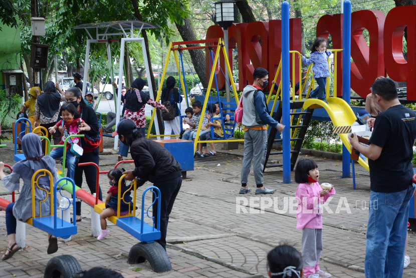 Aktivitas warga di Taman Super Hero, Kota Bandung. Peningkatan kasus Covid-19 terus terjadi di Kota Bandung, kesadaran 3M warga yang kurang dan libur panjang akhir bulan Oktober menyebabkan keterisian tempat tidur pasien Covid-19 juga hampir melebihi kapasitas di Kota Bandung.