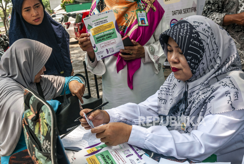 Petugas melayani pelaku usaha yang mengajukan permohonan sertifikasi halal di Rangkasbitung, Lebak, Banten, Sabtu (18/3/2023). Pemeriksa Jaminan Produk Halal (BPJPH) menetapkan Lembaga Pemeriksa Halal (LPH) PT Surveyor Indonesia sebagai LPH Utama Nasional dan Internasional untuk semua ruang lingkup barang dan jasa. 