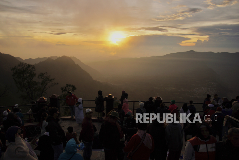 Sejumlah wisatawan menyaksikan matahari terbit di Penanjakan Satu Bromo, Pasuruan, Jawa Timur, Senin (1/1/2024). 