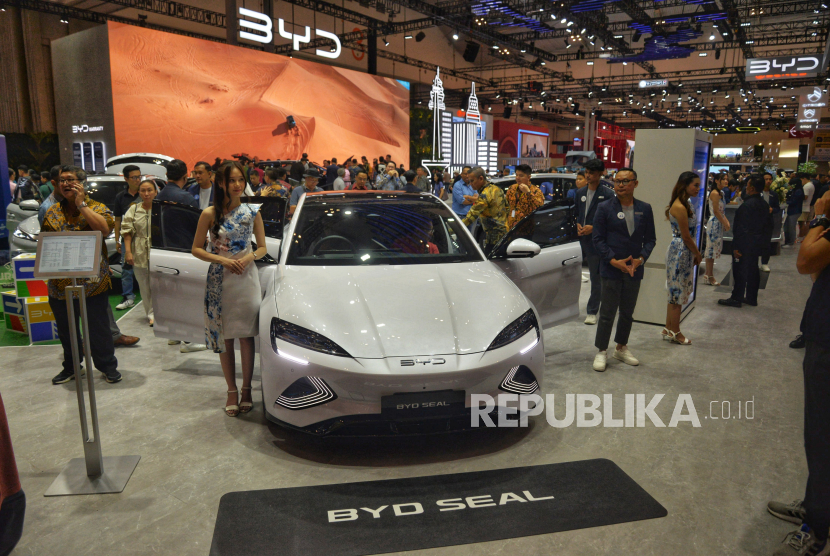 Pengunjung memadati booth BYD dalam ajang Gaikindo Indonesia Internasional Auto Show (GIIAS) 2024 di ICE BSD, Tengerang, Banten, Kamis (18/7/2024).