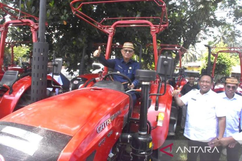 Bupati: Bantuan alsintan pemerintah perkuat ketahanan pangan daerah.