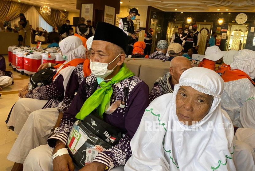 Jamaah haji Kloter SOC 02 asal Temanggung dan Magelang menjadi jamaah pertama yang akan pulang ke Tanah Air melalui Bandara Internasional Pangeran Mohammad bin Abdul Aziz Madina. 360 jamaah diberangkatkan melalui Hotel 412 di wilayah Raudhah, Makkah, Jumat (21/6/2024) pagi Waktu Arab Saudi (WAS).