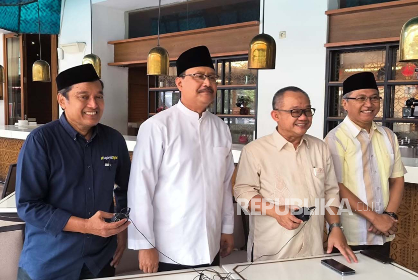 Sekjen PBNU Saifullah Yusuf (Kiri) dan Sekum Muhammadiyah (tengah) Abdul Muti dalam Jumpa Pers Menyikapi Pilpres 2024, di Hotel Century Senayan Jakarta, Jumat (9/2/2024). 