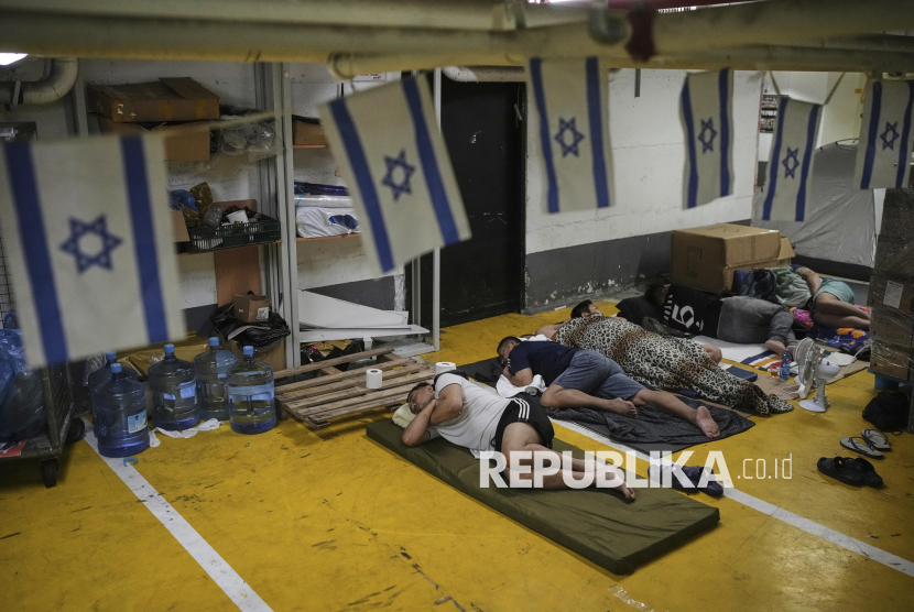 Orang-orang beristirahat dan berlindung di garasi parkir bawah tanah sebagai tindakan pencegahan terhadap kemungkinan serangan rudal Iran, di Tel Aviv, Israel, Selasa (24/6/2025). Gelombang serangan rudal Iran menghantam kota Beersheba, Israel. Sejumlah bangunan hancur dan empat warga dikabarkan tewas dalam serangan itu.