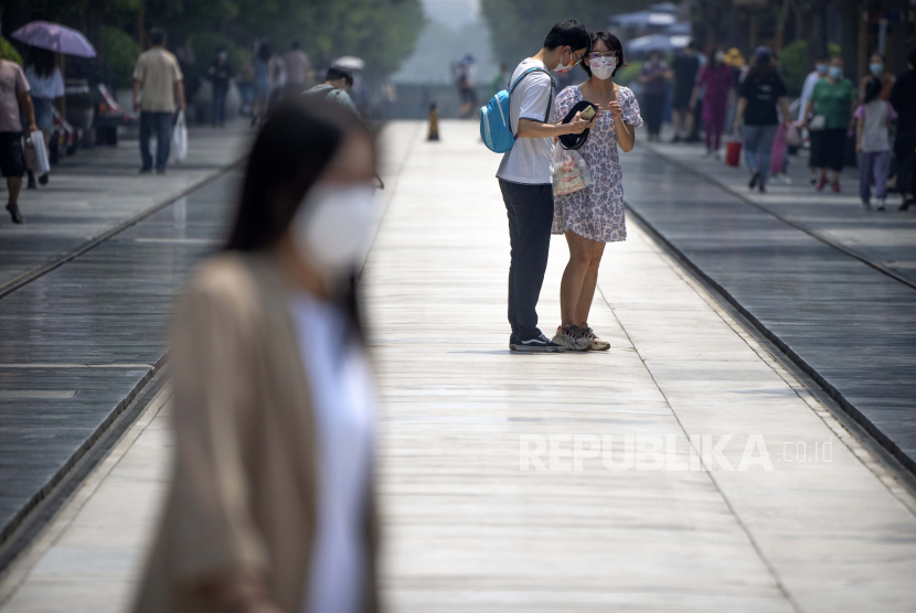 Orang-orang memakai masker (ilustrasi). PB IDI meminta pemerintah mengkaji kembali kebijakan lepas masker di tempat umum.  