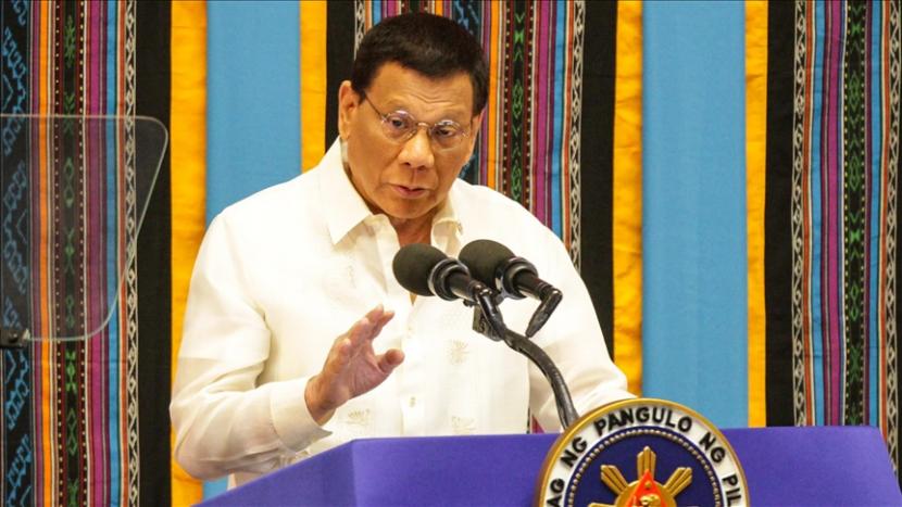 Duterte mengaku telah memerintahkan bawahannya meninjau lagi perang anti-narkotika.