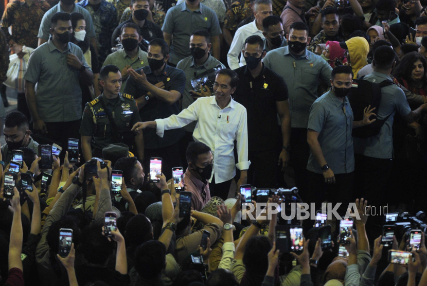 Presiden Joko Widodo menyapa warga saat mengunjungi Pasar Tanah Abang di Jakarta, Kamis (4/5/2023). Kunjungan tersebut untuk meninjau aktivitas perdagangan di Pasar Tanah Abang pasca libur Hari Raya Idul Fitri 1444 Hijriah.