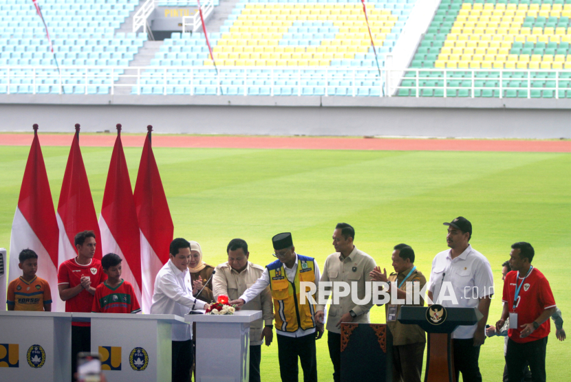 Presiden Prabowo Subianto (tengah) didampingi Menteri BUMN Erick Thohir (keempat kiri), Menteri Pekerjaan Umum dan Perumahan Rakyat (PUPR) Dody Hanggodo (kelima kanan), Menteri Dalam Negeri Tito Karnavian (ketiga kanan), Menteri Koordinator Bidang Infrastruktur dan Pembangunan Kewilayahan Agus Harimurti Yudhoyono (keempat kanan), Menteri Pemuda dan Olahraga (Menpora) Dito Ariotedjo (kedua kanan), Gubernur Jawa Timur Khofifah Indar Parawansa (kelima kiri), dan pesepakbola nasional Egy Maulana Vikri (kedua kiri) meresmikan Stadion Gelora Delta Sidoarjo di Jawa Timur, Senin (17/3/2025). Presiden merenovasi dan membangun 17 stadion berstandar FIFA untuk menjadi salah satu tolok ukur kekuatan negara di mata internasional. 