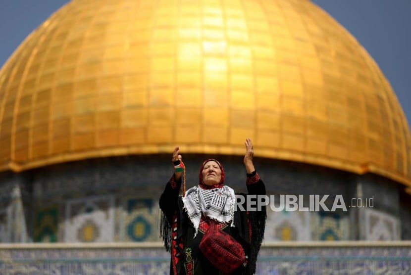 Seorang wanita Muslim berdoa pada hari Jumat terakhir bulan suci Ramadhan lalu, di Masjid Al-Aqsa.