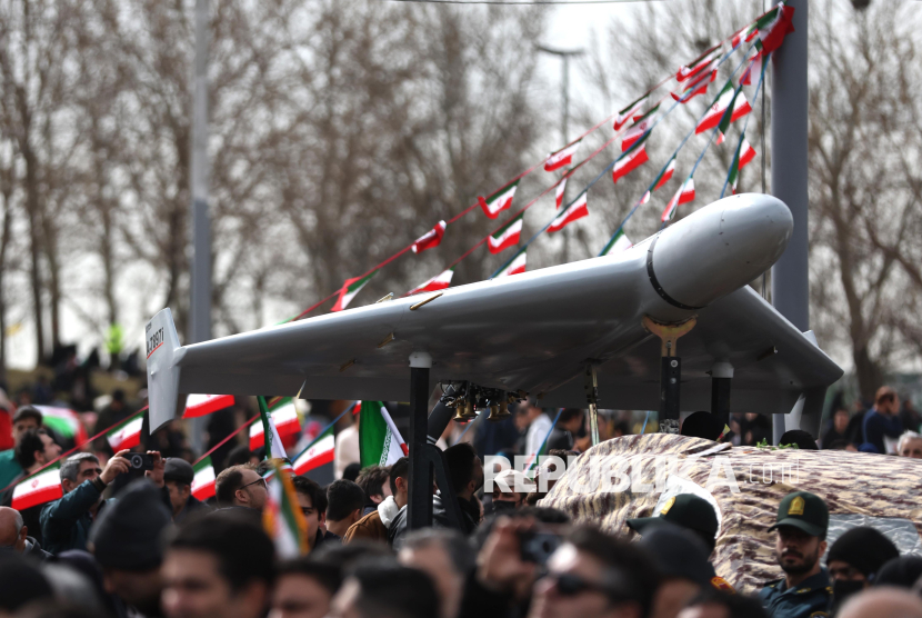 Drone kamikaze Shahed 136 dipamerkan saat pawai tahunan menandai Revolusi Islam 1979 di Lapangan Azadi di Teheran, Iran, Rabu (11/2/2026).