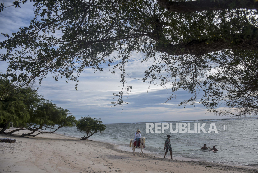 Wisatawan beraktivitas di Pantai Gili Trawangan, Kabupaten Lombok Utara, Nusa Tenggara Barat.