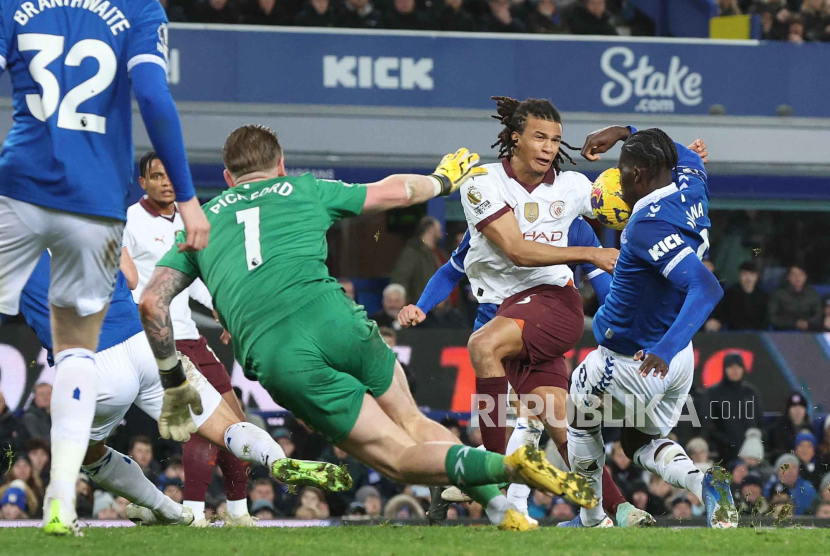  Amadou Onana (R) of Everton handballs in the area resulting in a penalty to Manchester City during the English Premier League soccer match between Everton FC and Manchester City in Liverpool, Britain, 27 December 2023.  