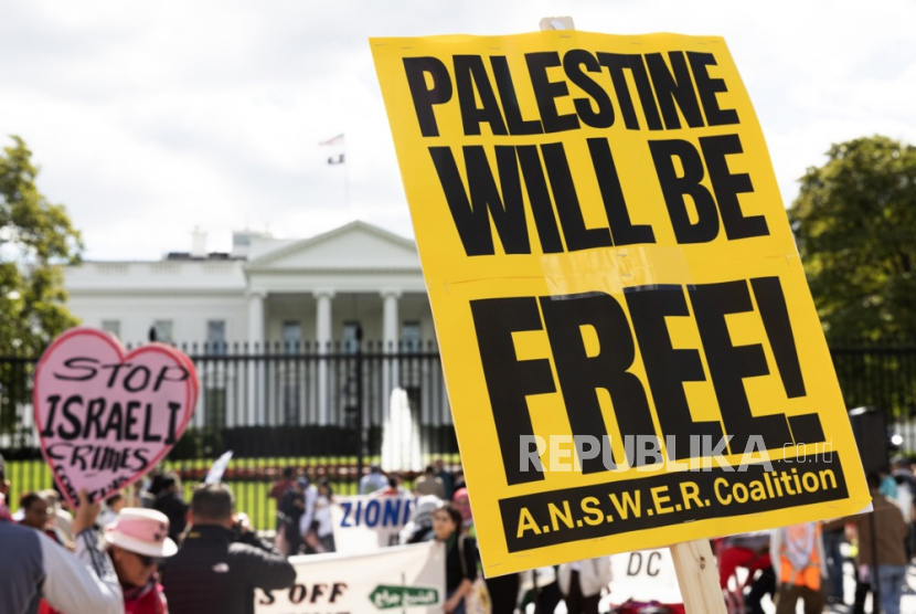 Ratusan massa menggelar aksi unjuk rasa untuk memberikan dukungan bagi rakyat Palestina di depan Gedung Putih, Ahad (8/10/2023) waktu setempat. Massa mendesak dihentikannya penjajahan Palestina oleh zionis Israel yang menyebabkan konflik berkepanjangan di kawasan tersebut.