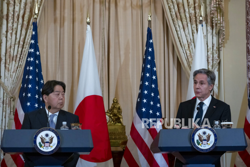 Menteri Luar Negeri Jepang Hayashi Yoshimasa (kiri) mendengarkan Menteri Luar Negeri Antony Blinken berbicara dalam konferensi pers di Kantor Departemen Luar Negeri AS di Washinhton, Rabu, 11 Januari 2023.