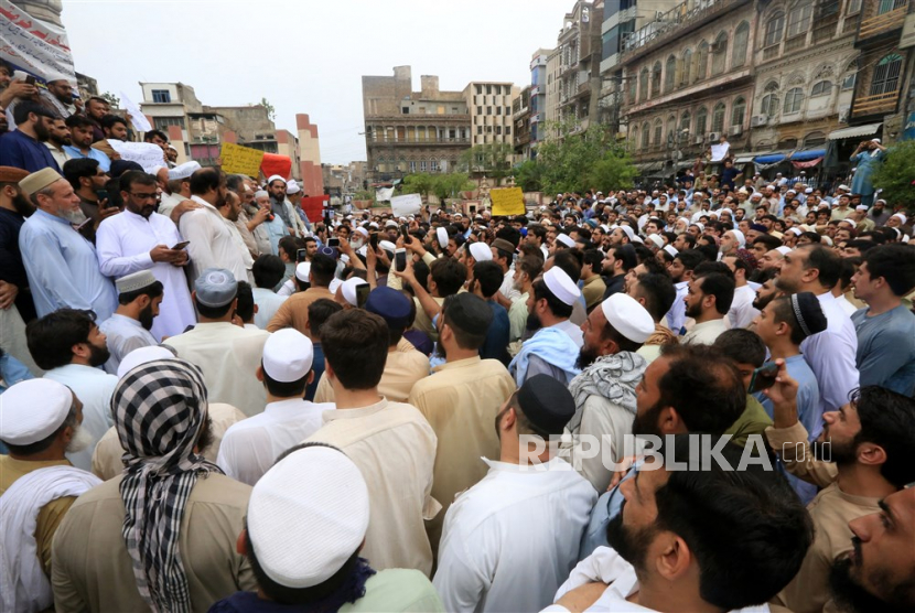 Pedagang Pakistan melakukan aksi protes menentang pembakaran salinan Alquran di Swedia, di Peshawar, Pakistan, (6/7/2023).
