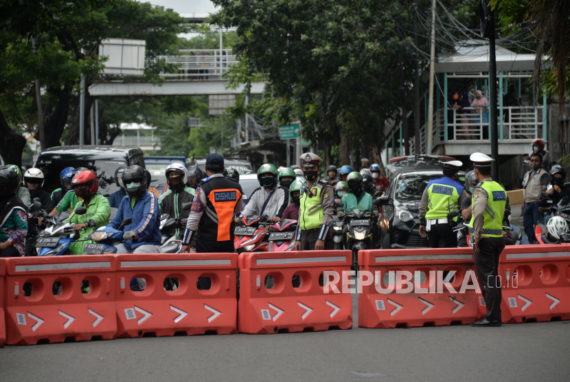 Polisi melakukan penutupan jalan di depan RS Yarsi di Cempaka Putih, Jakarta, Kamis (14/1). Pendakwah Syekh Ali Jaber wafat di usia 44 tahun setelah sebelumnya dirawat di RS Yarsi karena sakit. Foto : Edwin Putranto/Republika