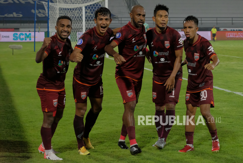 Pesepak bola Borneo FC Boaz Solossa (tengah) berselebrasi bersama rekan setimnya usai mencetak gol ke gawang Persik Kediri pada pertandingan Liga 1 di Stadion Kapten I Wayan Dipta, Gianyar, Bali, Sabtu (8/1/2022). Pertandingan tersebut berakhir imbang dengan skor 1-1.