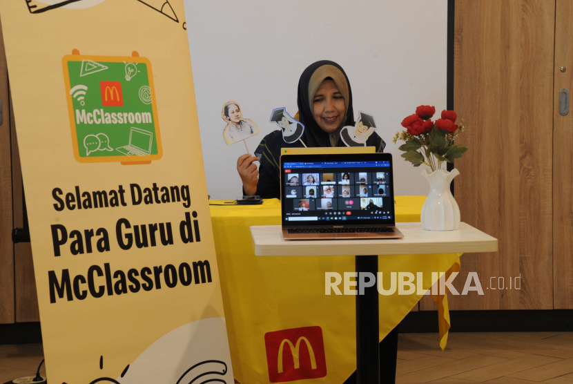 Guru SDN Tebet Timur 07 Arbanur Orbita melakukan kegiatan belajar mengajar secara daring saat kegiatan McClassroom di Jakarta, Selasa (23/11). McDonald’s Indonesia mengadakan McClassroom pada tanggal 22-23 November 2021, yang diikuti oleh 300 guru terpilih se-Indonesia untuk mengajar kisah-kisah para pahlawan nasional Indonesia di 150 gerai dalam rangka memperingati Hari Guru Nasional yang jatuh pada 25 November 2021.