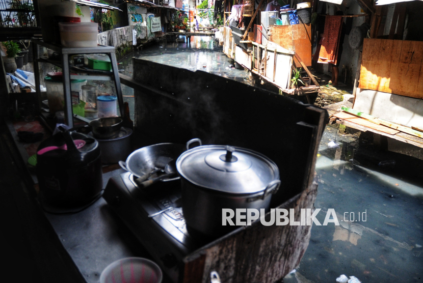 Suasana permukiman padat penduduk di kawasan Kebon Melati, Jakarta, Ahad (15/6/2025). Data terakhir Bank Dunia menyebutkan angka kemiskinan di Indonesia melonjak drastis hingga menyentuh angka 194,6 juta jiwa sesuai hitungan baru Bank Dunia pada Juni 2025. Namun, angka ini nampak jauh berbeda dengan hitungan kemiskinan yang terakhir kali dirilis BPS. Tingkat kemiskinan Indonesia per September 2024, dalam rilisan BPS, hanya sebesar 8,57% atau sekitar 24,06 juta jiwa.