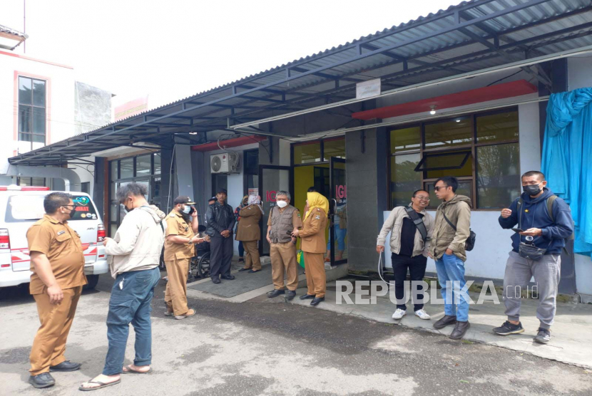 Petugas RSUD Lembang bersama Kepala Desa Wangunsari, Lembang, Bandung Barat tengah menunggu rujukan warga yang diduga mengalami keracunan di Kampung Cijengkol, Desa Wangunsari, Selasa (28/2/2023).