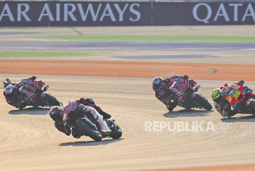Spanish MotoGP rider Joan Mir (R) of Repsol Honda Team in action during the warm up for the Motorcycling Grand Prix of Qatar at the Losail International Circuit in Doha, Qatar, 19 November 2023. 