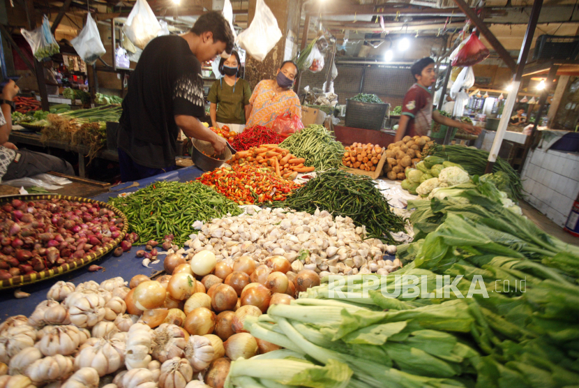 Aktivitas jual beli di Pasar Cibinong, Kabupaten Bogor, Jawa Barat, Kamis (1/4/2021). Badan Pusat Statistik (BPS) melaporkan tingkat inflasi di Maret 2021 sebesar 0,08 persen, realisasi infalsi tersebut lebih rendah bila dibandingkan periode Februari lalu yang sebesar 0,10 persen. 