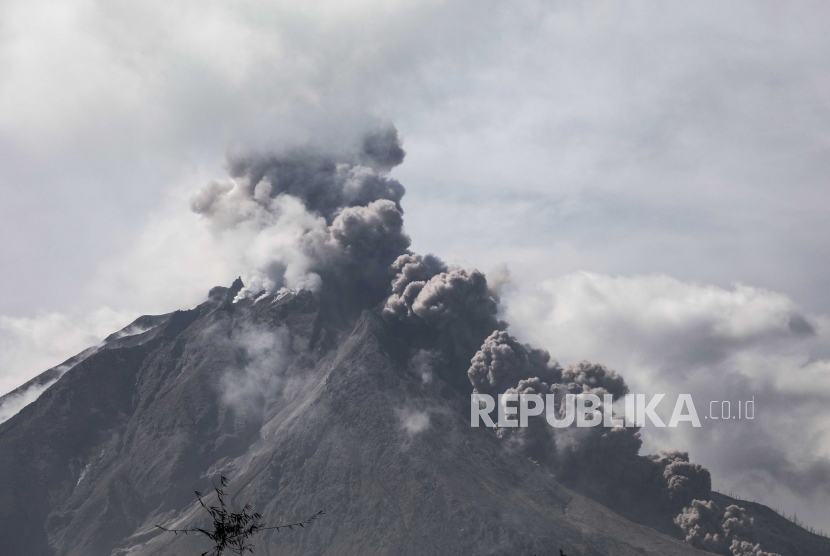Gunung Sinabung di Kabupaten Karo, Provinsi Sumatera Utara (Sumut), kembali mengalami erupsi pada Kamis sekitar pukul 07.45 WIB.