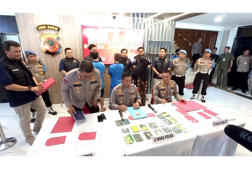 Polda Jawa Barat (Jabar) menggelar konferensi pers pengungkapan kasus tindak pidana perdagangan orang (TPPO) di Markas Polda Jabar, Kota Bandung, Selasa (1/8/2023). 