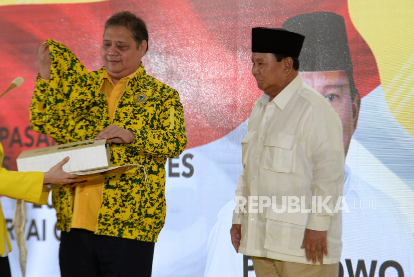 Ketua Umum Partai Golkar Airlangga Hartarto (kiri) dan Capres Prabowo Subianto (kanan). Ketum Golkar Airlangga Hartarto meyakini Prabowo Subianto akan menguasai debat ketiga.