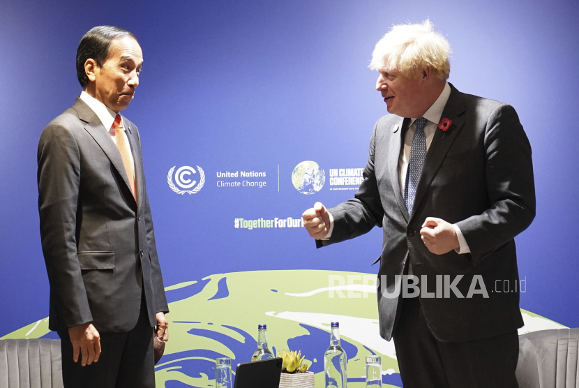Perdana Menteri Inggris Boris Johnson menyapa Presiden Indonesia Joko Widodo, kiri, menjelang pertemuan bilateral mereka selama Konferensi Perubahan Iklim PBB COP26 di Glasgow, Skotlandia, Senin 1 November 2021. KTT iklim PBB di Glasgow mengumpulkan para pemimpin dari seluruh dunia, di kota terbesar di Skotlandia, untuk memaparkan visi mereka dalam mengatasi tantangan bersama dari pemanasan global.