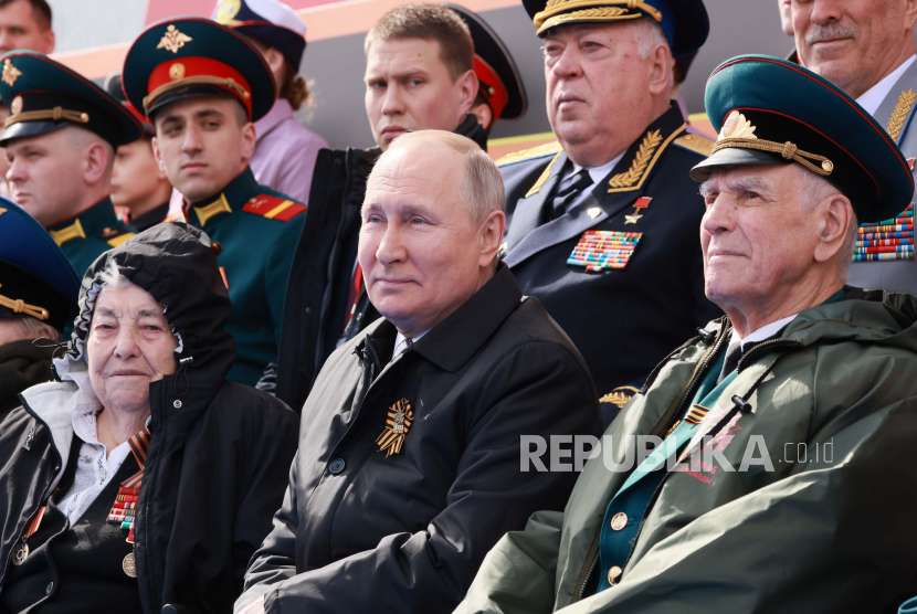  Presiden Rusia Vladimir Putin, tengah, menghadiri parade militer Hari Kemenangan yang menandai peringatan 77 tahun berakhirnya Perang Dunia II di Moskow, Rusia, Senin, 9 Mei 2022.