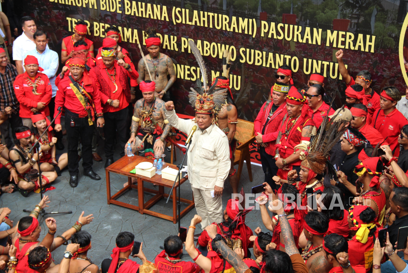 Calon Presiden nomor urut 2 Prabowo Subianto (kanan) didampingi Pimpinan Pasukan Merah Tariu Borneo Bangkule Rajakng (TBBR) Panglima Jilah (kiri) menghadiri Bahaupm Bide Bahana (Silaturahim) Pasukan Merah TBBR di Pontianak, Sabtu (20/1/2024). Pada acara yang dihadiri ratusan warga Suku Dayak yang tergabung dalam Pasukan Merah Tariu Borneo Bangkule Rajakng (TBBR) tersebut Prabowo Subianto mendapat permintaan untuk memperhatikan pendidikan anak-anak masyarakat Dayak. 
