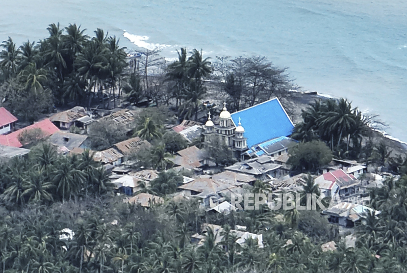 Foto yang disediakan Badan Pencarian dan Pertolongan Nasional Indonesia (BASARNAS) ini menunjukkan sebagian desa di pulau Tagulandang yang tertutup abu letusan Gunung Ruang di pulau Sulawesi,  Jumat, (19/4/2024).