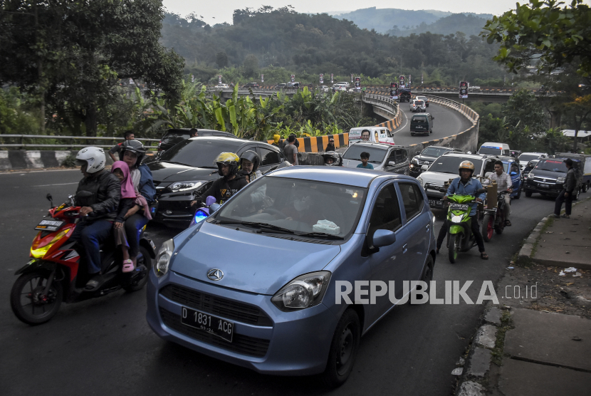 Kendaraan melintas di Jalur Nagreg, Kabupaten Bandung, Jawa Barat, Senin (24/4/2023). Pada H+2 Lebaran Idul Fitri 1444 H, hingga pukul 18.00 WIB, arus balik di kawasan Nagreg terpantau ramai lancar. 