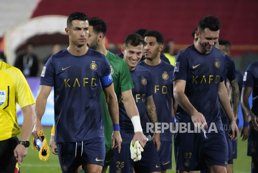 Bintang klub Arab Saudi, Al-Nassr, asal Portugal, Cristiano Ronaldo, tampak berjalan bersama rekan-rekannya.