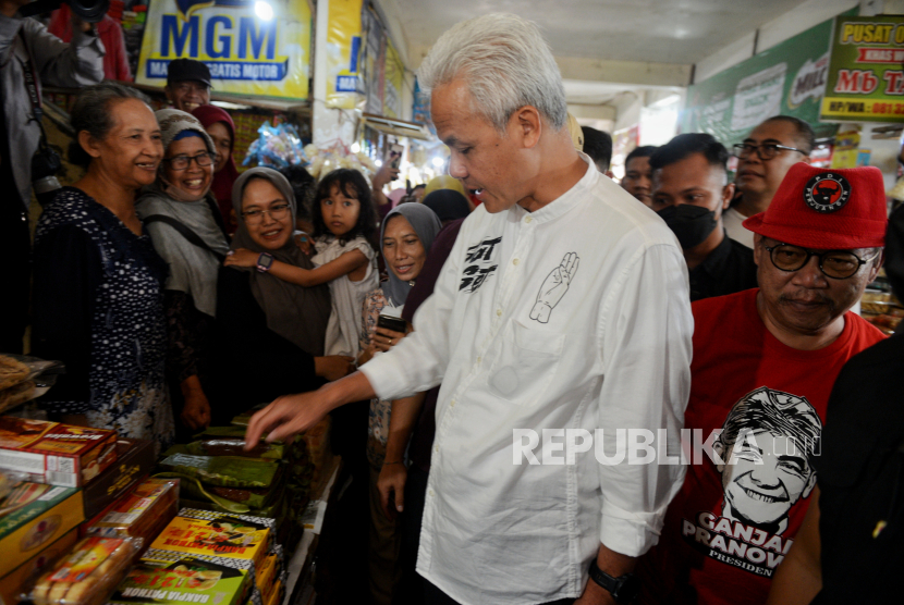 Calon presiden nomor urut 3, Ganjar Pranowo  berbincang dengan pedagang saat melakukan kunjungan ke Pasar Kota Wonogiri, Jawa Tengah, Jumat (29/12/2023). 